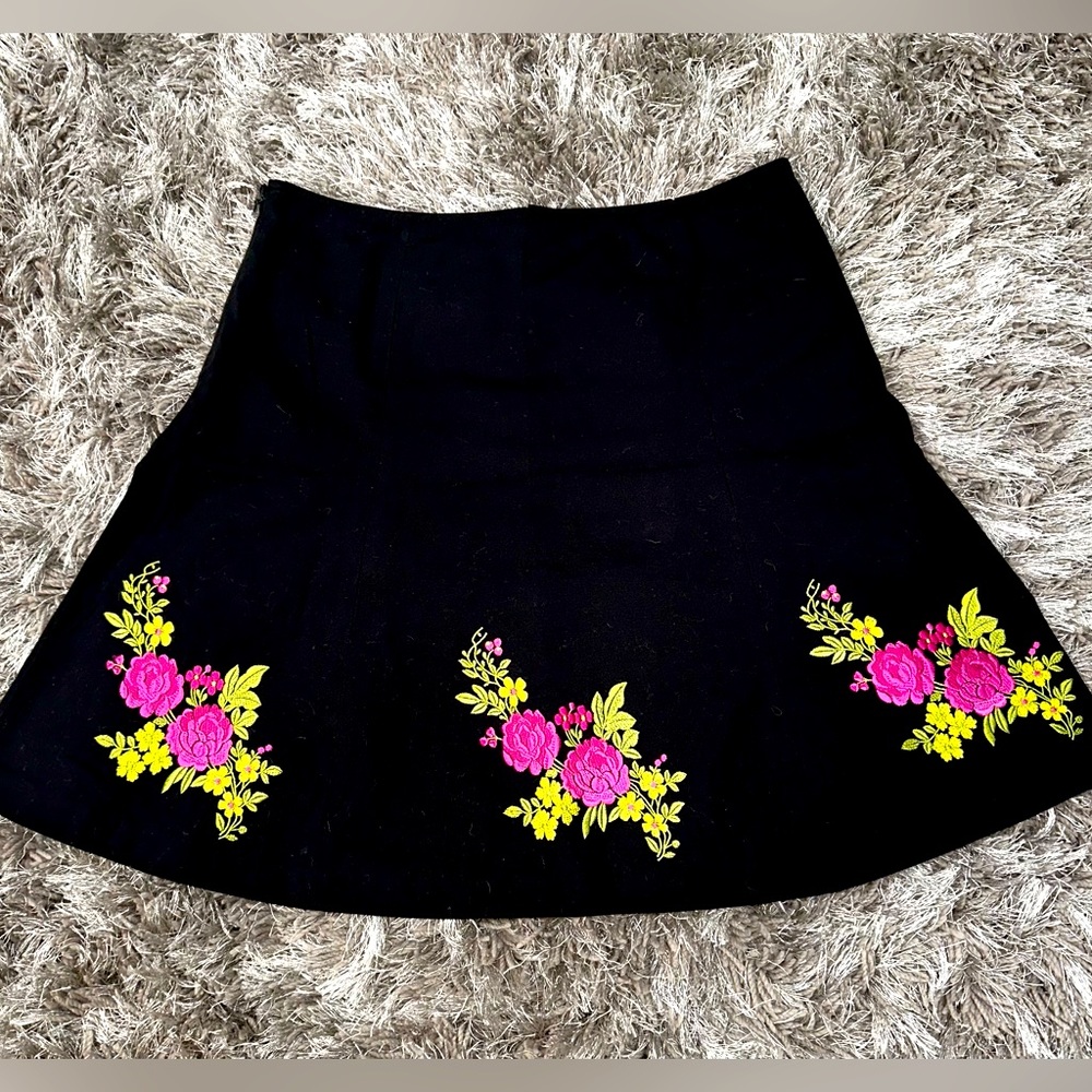 Betsey Johnson VINTAGE blk cotton spandex skirt w/ floral embroidery. Size 4 💐